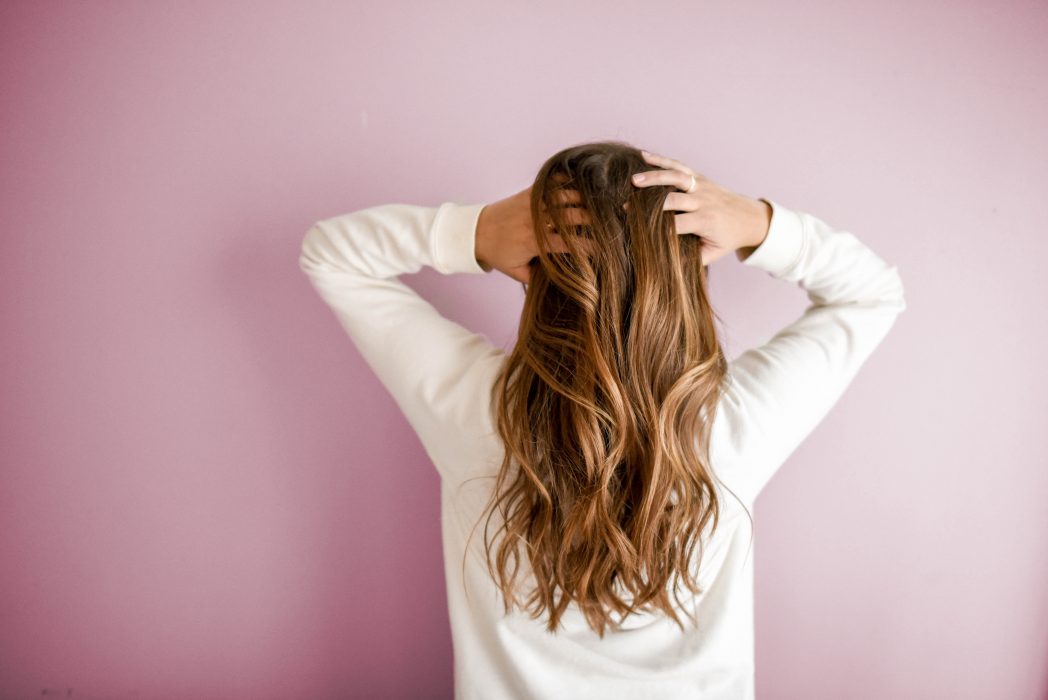 7 rimedi naturali contro i capelli grassi